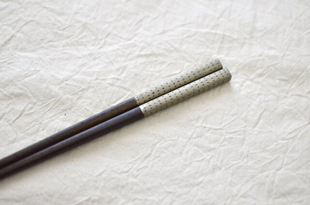 【受注制作】錫模様・拭き漆箸(ドット・黒)<21cm or 23cm>の画像1枚目