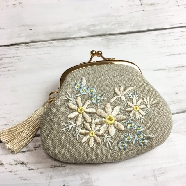 (両面刺繍)刺繡がまぐち マーガレットと忘れな草 タッセル付 リネン ペールトーンの画像1枚目