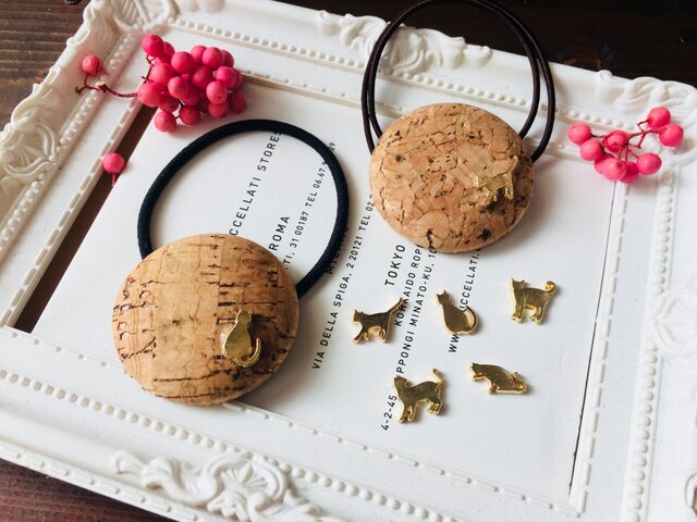 コルクと猫のくるみボタンゴムの画像1枚目