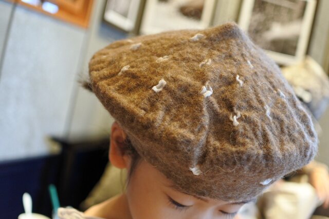 kids ベレー帽 felt 〜チェリーパイ 淡茶〜 【リバーシブル対応】(2歳〜10歳頃)の画像1枚目