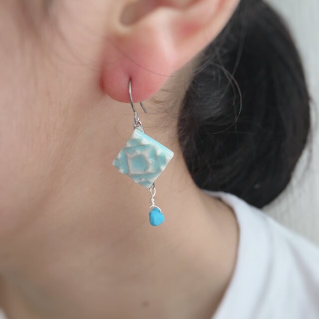 チタンフックピアス タイル/水色 ターコイズの画像1枚目