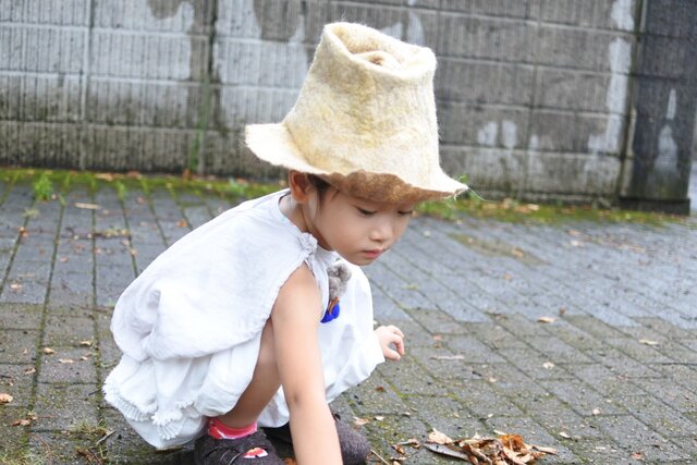 kids ハット felt 〜淡黄 × 茶〜 【リバーシブル対応】(2歳〜6歳頃)の画像1枚目