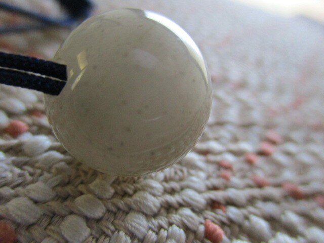 ミャンマー白灰翡翠 お紐仕立て無段階調節可能ネックレス もしくはストラップ 905の画像1枚目