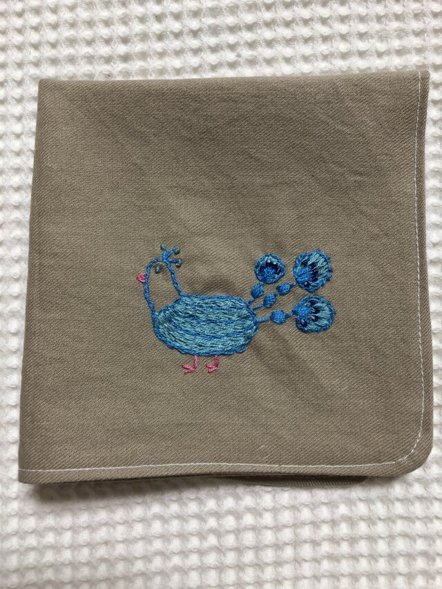 コットンの刺繍ハンカチ☆幸運の白孔雀の画像1枚目