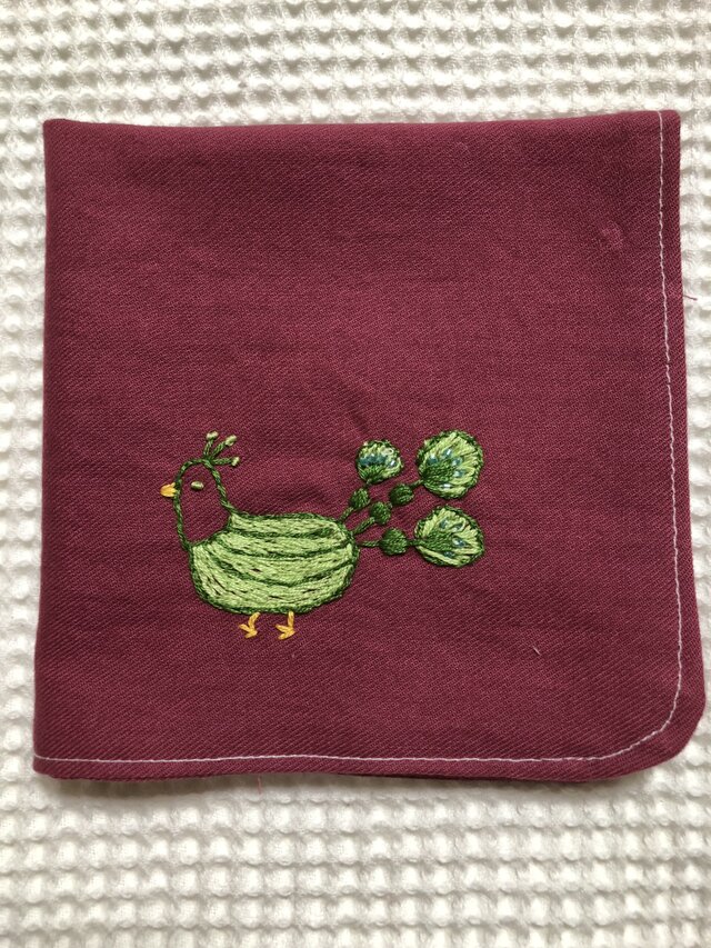 コットンの刺繍ハンカチ☆幸運の白孔雀の画像1枚目