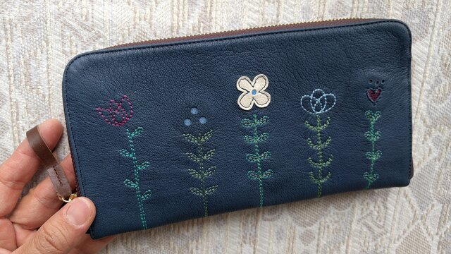 刺繍革財布『LIFE』紺(やわらかヤギ革)の画像1枚目