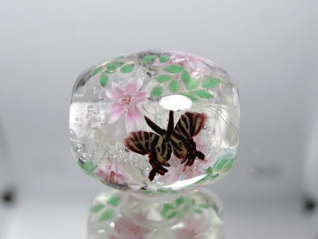 桜とギフチョウのとんぼ玉(ガラス玉)の画像1枚目
