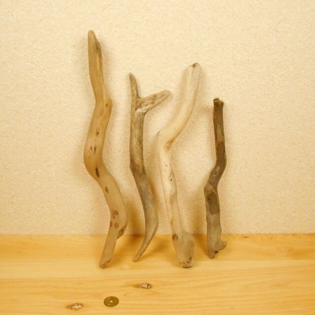 【温泉流木】かわいいくねくね流木4点セット 流木素材 インテリア素材 木材の画像1枚目