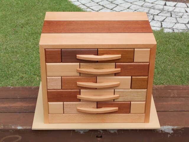 無垢材で作った5段の引き出しの画像1枚目