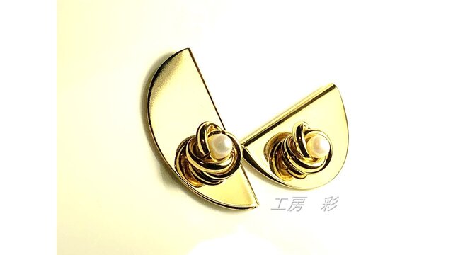 ハーフムーンの秋冬ピアス(イヤリング)の画像1枚目
