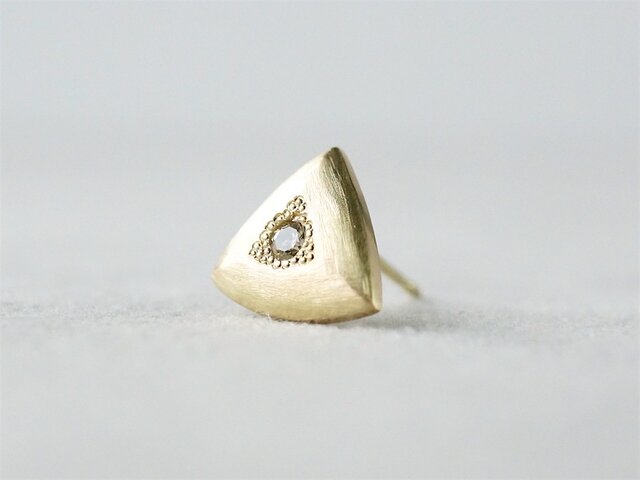 K18 Triangle earring / Diamond / Singleの画像1枚目