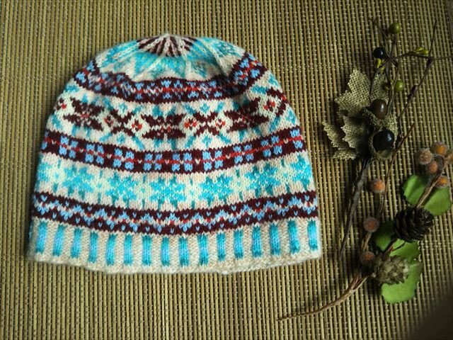 手紡ぎ毛糸のお子様用模様編みニット帽 ベージュと青とエンジ Iichi ハンドメイド クラフト作品 手仕事品の通販