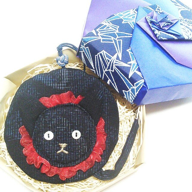 ねこ丸、榴 -リュウくん(紬椿文様のミニ丸ポーチ)の画像1枚目