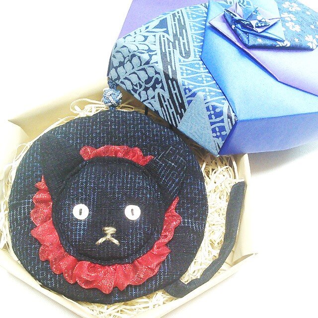 ねこ丸、石 -セキくん(紬椿文様のミニ丸ポーチ)の画像1枚目