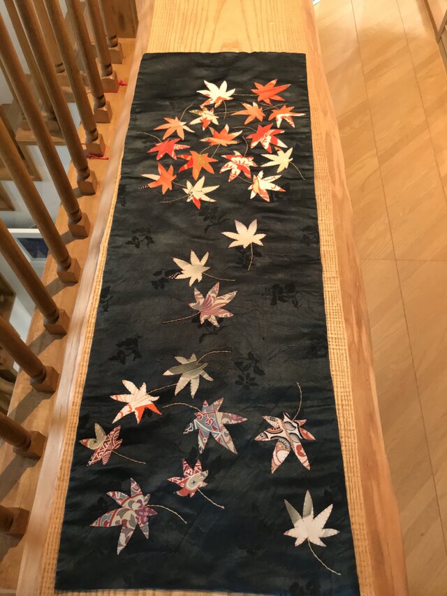 セールになりました ヴィン帯のテーブルセンター はらはらと紅葉がびの画像1枚目
