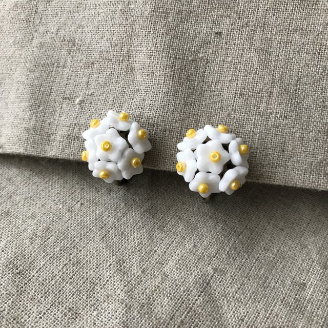 白いお花のイヤリングの画像1枚目