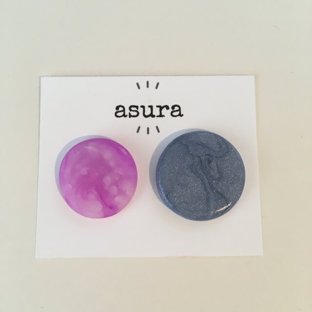 マーブル模様のアシンメトリースタッドピアス/イヤリングの画像1枚目