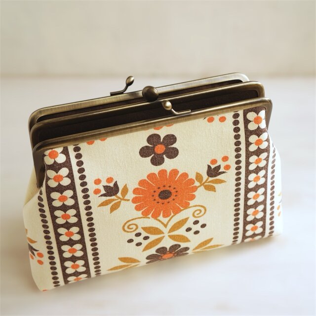■ヴィンテージ生地の三枚口のがま口ケース / ベージュにオレンジブラウンの花■