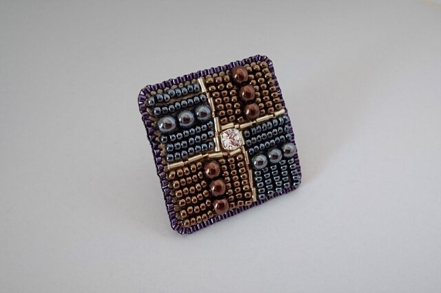 メタル調 秋色ビーズ刺繍ブローチの画像1枚目