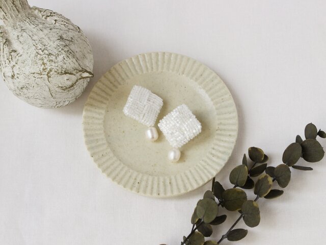 〈送料無料〉パールとビーズのひし形ピアス ホワイトの画像1枚目