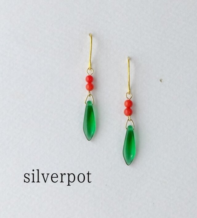 G50　グリーンと赤サンゴ クリスマスカラーのピアス（パーツ変更可能）