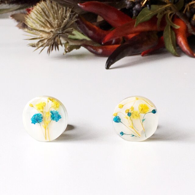 鮮やかなブルー&イエローかすみ草スタッド(一粒)イヤリング(20mm)の画像1枚目
