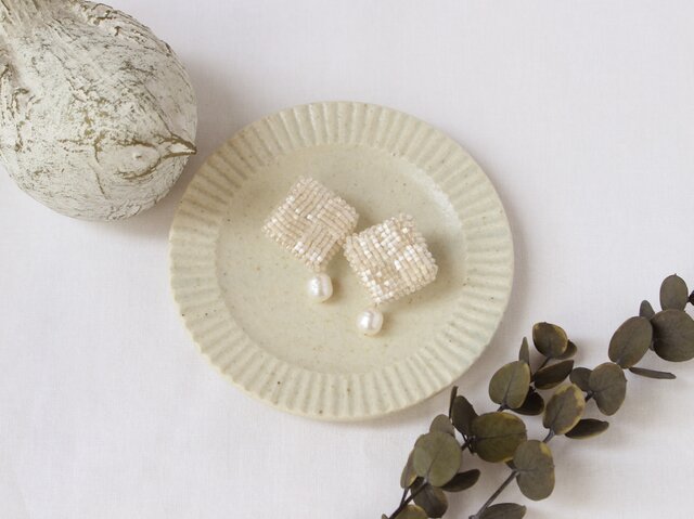 〈送料無料〉パールとビーズのひし形ピアス 生成りの画像1枚目