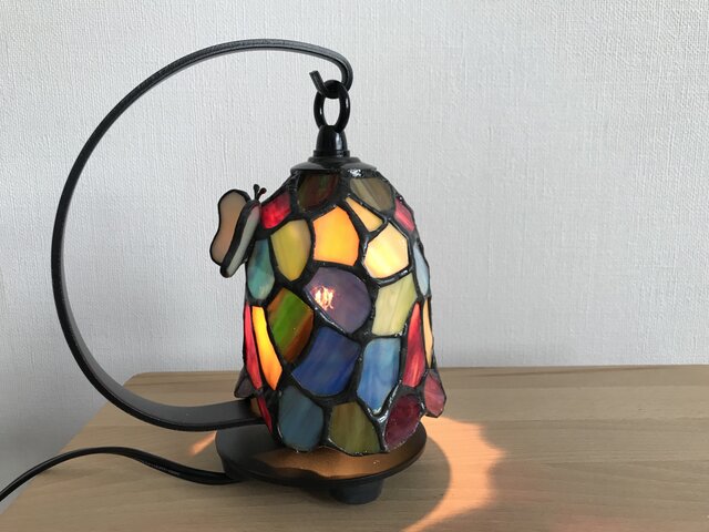 ちょうちょがとまった釣鐘ランプの画像1枚目