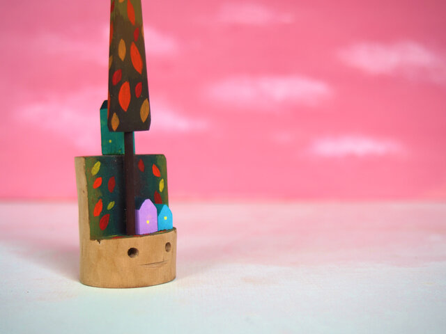 秋のちっちゃなアート カーキ色の木の画像1枚目