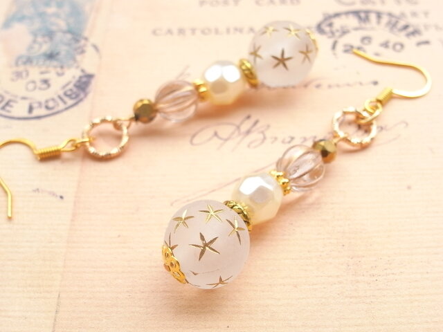 ピアス 星空の様なアクリルビーズの画像1枚目
