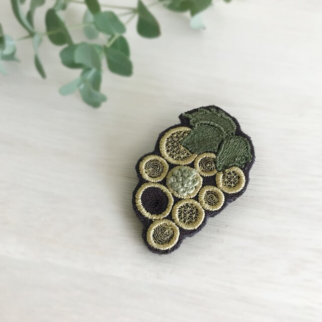 ブドウ刺繍ブローチ(ゴールド)【受注生産】の画像1枚目