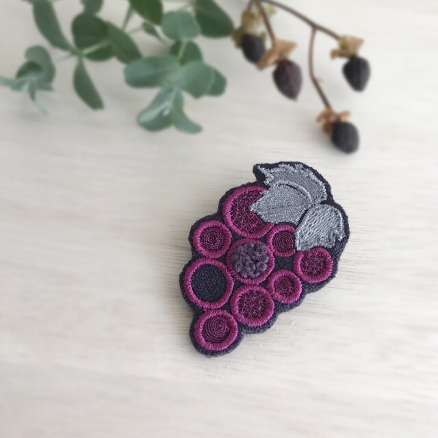 ブドウ刺繍ブローチ(パープルピンク)【受注生産】の画像1枚目