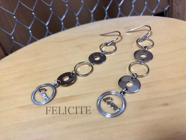 フランス製シルバーLOVEピアスの画像1枚目