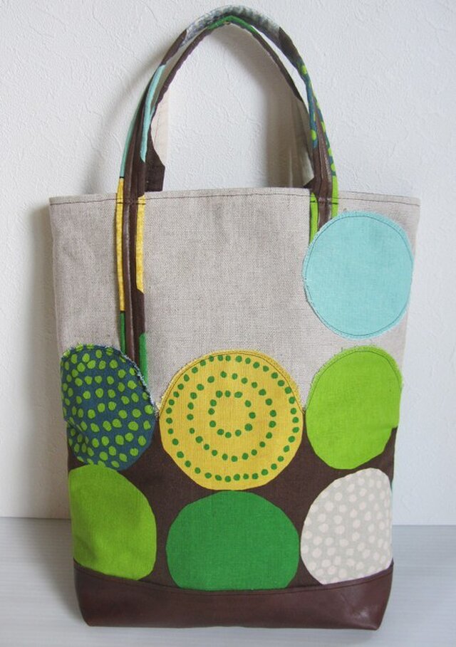 大きな水玉模様の縦長かばん