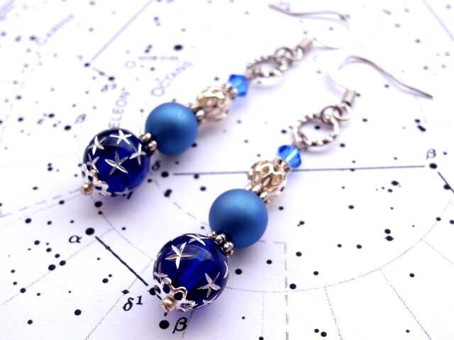 ピアス 星空の様なアクリルビーズ 紺の画像1枚目