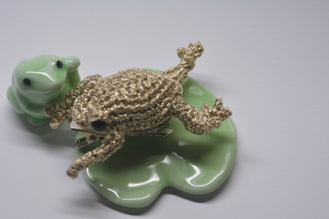 カエルブローチ・金ラメの画像1枚目