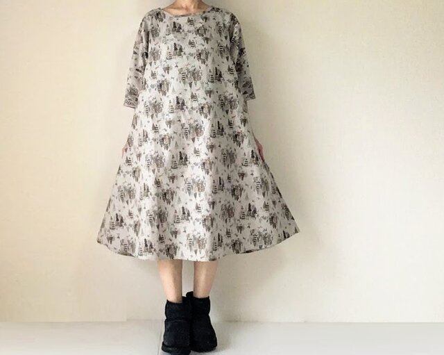 さんかくツリー*北欧の森フレアワンピース*コットンリネン*ブラウンの木の画像1枚目