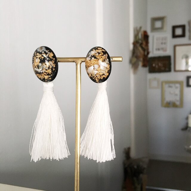 Black Cabochon with White Tassel earringsの画像1枚目