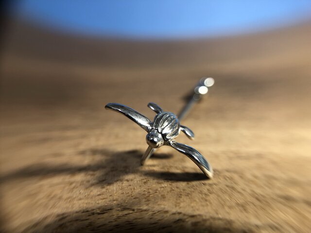 Honu Lapel Pin "海に向かうホヌのラペルピン”の画像1枚目