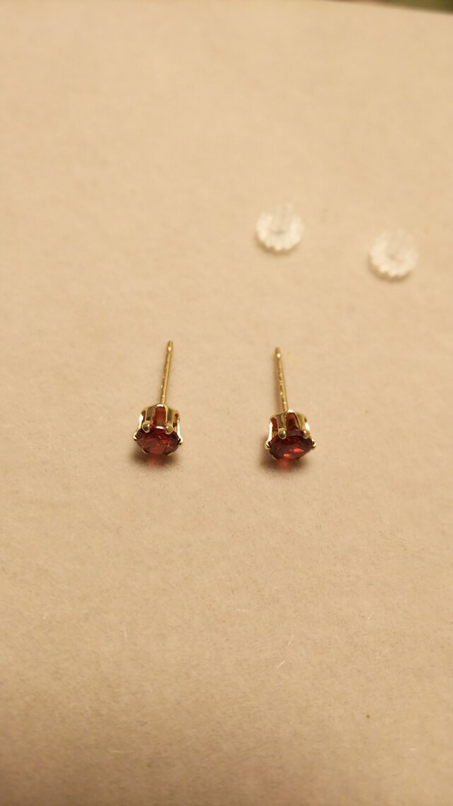 再販:ガーネットファセットピアス(4ミリ)の画像1枚目