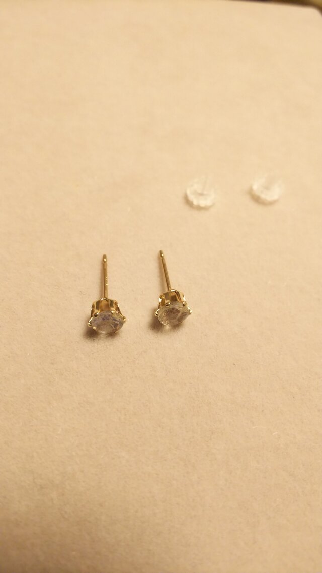 ラブラドライトファセットピアス(4ミリ)の画像1枚目
