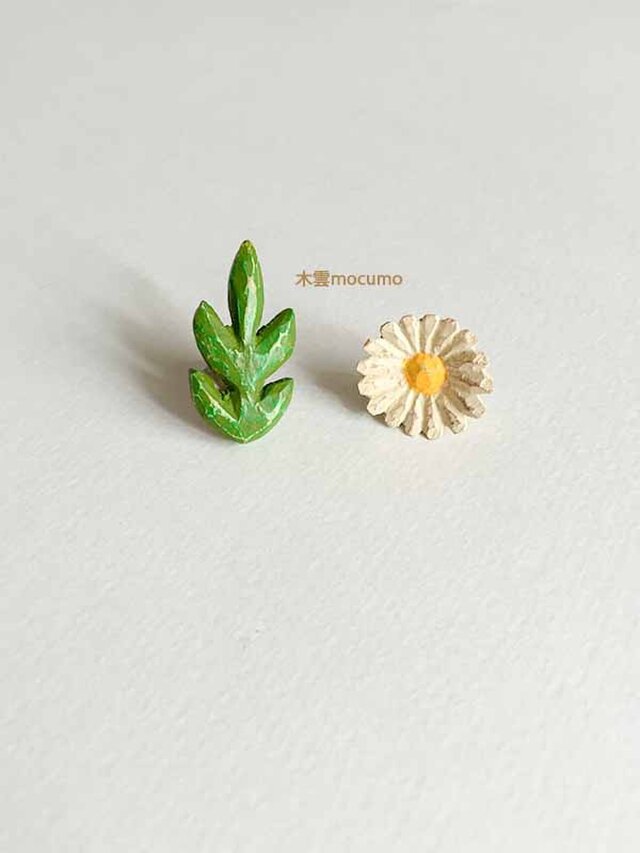 クスノキの お花ピアス(チタンポスト)*マーガレットと葉っぱ*の画像1枚目