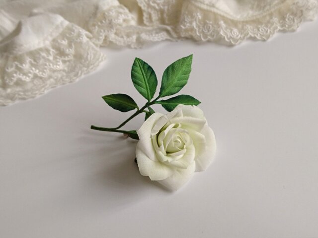 ◇白バラの布花ブローチ◇コサージュ 染花 アンティーク ローズ 青い 