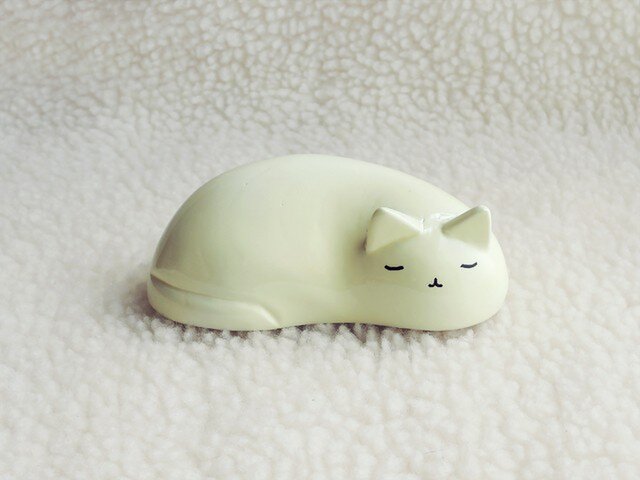 眠り猫(白)の画像1枚目