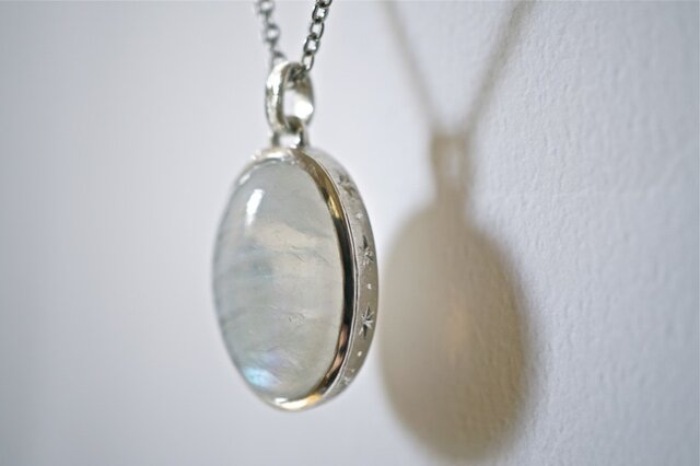 月灯りのペンダント(レインボームーンストーン) / Moon Light Pendant , Silverの画像1枚目