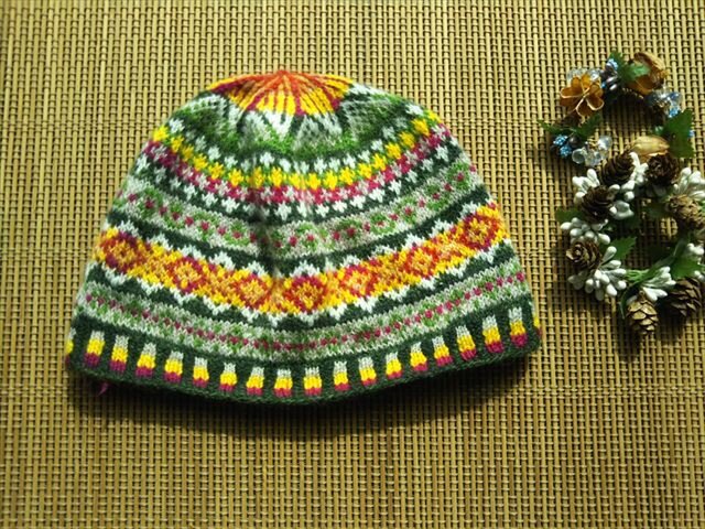 手紡ぎ毛糸の模様編みニット帽【緑と黄と赤など】 | iichi 日々