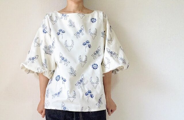 刺繍の草花と動物たち*バルーンスリーブのホワイトブラウス*コットン100%の画像1枚目
