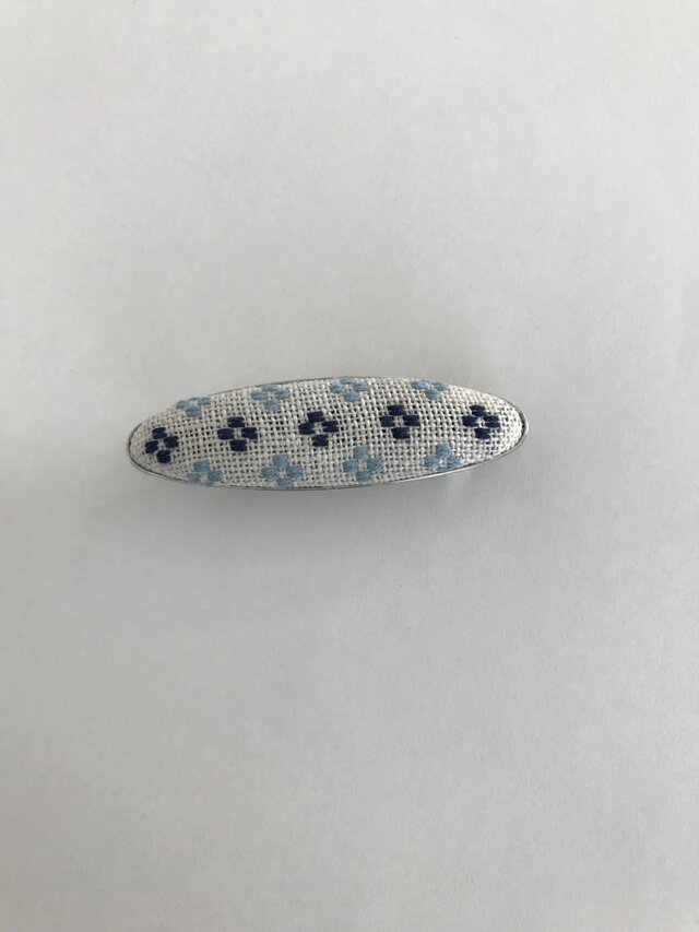 こぎん刺しのバレッタ 小〈花十字の応用〉の画像1枚目
