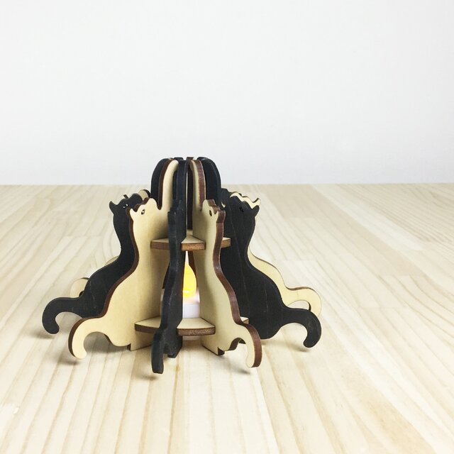 「黒ねこと白ねこ」木製ミニランプの画像1枚目
