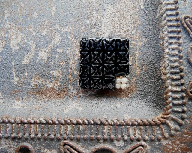 切子モヨウの陶ブローチ(黒)の画像1枚目